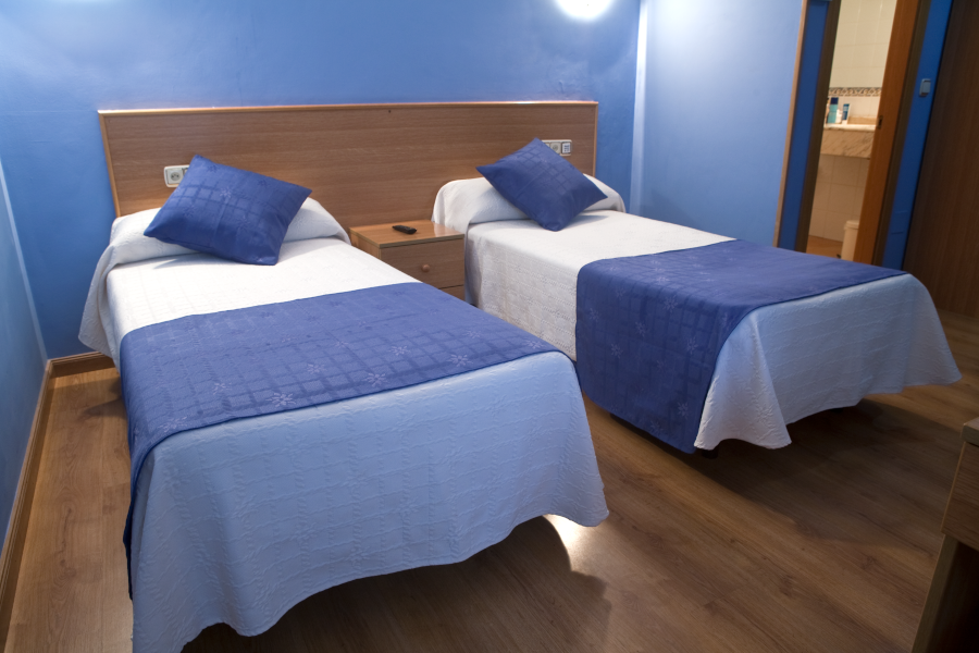 foto de un habitacion con dos camas